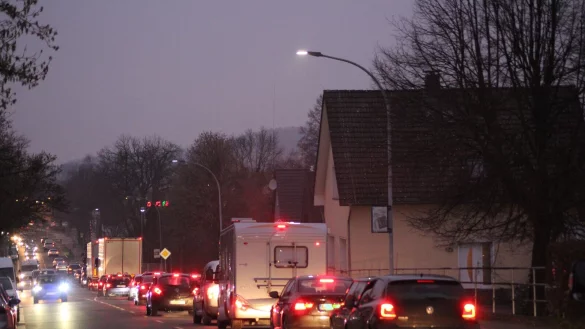 Im Berufsverkehr staut sich der Verkehr auf der Bundesstraße in Lage. Sind die Bahnschranken unten, wird die Schlange schnell sehr lang. - © Sandra Castrup