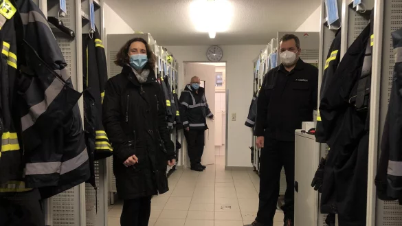 Lemgos Feuerwehrchef Klaus Wegener (Mitte) st&ouml;&szlig;t die T&uuml;r zur Erweiterung auf - hinter den heutigen Duschen soll angebaut werden, wie Architektin Regine Schmelzer geplant hat. L&ouml;schgruppenf&uuml;hrer Philipp Heidrich sieht einen Riesengewinn f&uuml;r seine Truppe. - &copy; Till Brand