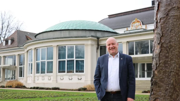 Kurdirektor und Beigordneter Michael Feiler steht vor dem Kurhaus im Kurpark. Dessen Umgestaltung zum modernen Tagungs- und Kongresszentrum ist aktuell eine der Kernaufgaben des Franken. - &copy; Alexandra Schaller