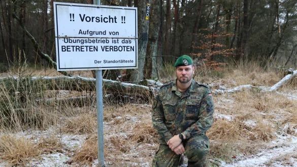 Standortfeldwebel Christian Noack ist auch für das Bundeswehrübungsgelände westlich des Stapel verantwortlich. Der 35-Jährige bittet die Bevölkerung eindringlich, die Hinweis- und Verbotsschilder zu beachten. An den Hauptwanderrouten zeigen Klapptafeln an, ob auf dem Standortübungsplatz geübt wird. - © Bundeswehr / Martin Waltemathe