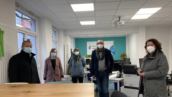 Kerstin Vieregge (rechts) informiert sich im &bdquo;Smart City"-B&uuml;ro bei Kalletals B&uuml;rgermeister Mario Hecker (von links), Nicole Baeumer, Karla Lohmeyer und Lemgos B&uuml;rgermeister Markus Baier &uuml;ber den aktuellen Stand des Projekts. - &copy; Kerstin Vieregge, MdB