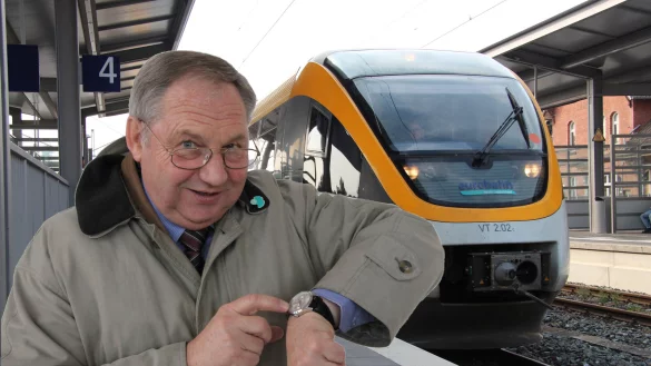 Ein Freund von P&uuml;nktlichkeit: Kurt Kalkreuter aus Lage. - &copy; Fotos: Vera Gerstendorf-Welle/Cordula Gr&ouml;ne; Montage: Meike Groppe
