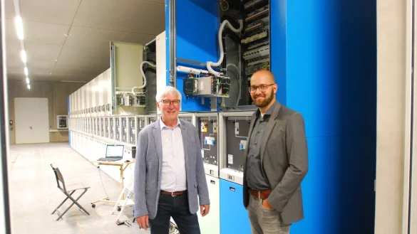 Die Stadtwerke Oerlinghausen, hier mit Gesch&auml;ftsf&uuml;hrer Peter Synowski und dem Technischen Leiter Michael Benecker, in dem neuen Blockheizkraftwerk, in das die Stadtwerke 10 Millionen Euro investiert haben. Wenn es nach den Oerlinghauser Gr&uuml;nen geht, sollten die Stadtwerke eine Erh&ouml;hung ihres Eigenkapitals bekommen. - &copy; Gunter Held