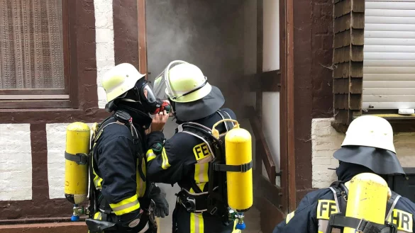 Die Freiwillige Feuerwehr L&uuml;gde hilft derzeit aus. In Bad Pyrmont haben 40 Feuerwehrleute hingeworfen. Das Foto entstand bei einer &Uuml;bung. - &copy; Archivfoto: Feuerwehr L&uuml;gde