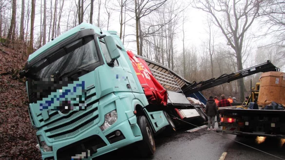Dieser Lkw ist am Montag von der Sternberger Stra&szlig;e abgekommen und in den Stra&szlig;engraben gerutscht. Er muss aufwendig geborgen werden. - &copy; Nadine Uphoff