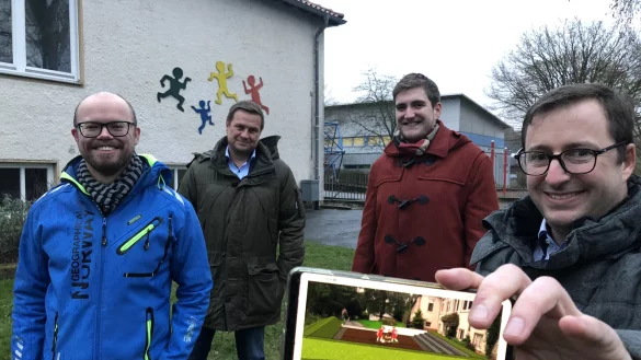 Ihre Pl&auml;ne f&uuml;r die &bdquo;Arena&ldquo; unterhalb der Grundschule Kirchheide stellen die Sozialdemokraten (von links) Felix Rullmann, Alexander Baer, Marius Kremming und Jamal Mango vor. - &copy; Till Brand