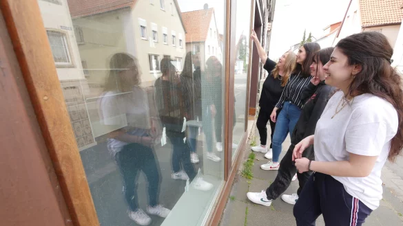 Das leer stehende Fachwerkhaus in der Nordstraße, was die Initiatioren des "Youth Point"-Projekts - Bianca Kompalla (von hinten), Soad Bransi, Marlene Dietrich und Dilara Elmas - ursprünglich favorisiert hatten, ist Geschichte. Ein sozialer Dienstleister hatte Interesse an dem Gebäude angemeldet. Nun soll es Räume in der Turmschule geben. - © Archivfoto: Jost Wolf