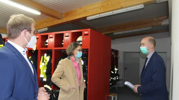 B&uuml;rgermeister Borris Ortmeier (links) und Fachbereichsleiter Chris H&uuml;tte-Getboga zeigen Ministerin Ina Scharrenbach, wie das F&ouml;rdergeld in der Feuerwache verwendet wurde. - &copy; Astrid Sewing