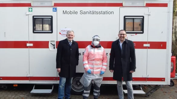 Dr. Reiner Austermann, Pr&auml;sident des DRK-Kreisverbands Lippe (von links), Teamleiterin Lucia Afolabi und DRK-Vorstand Klaus-J&uuml;rgen Wolf freuen sich auf das gro&szlig;e Gel&auml;nde am neuen Standort. - &copy; DRK-Kreisverband Lippe