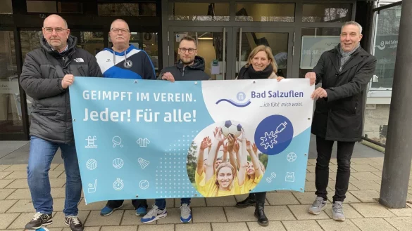 Andreas Woite (SSV, von links), Detlef Siewert (TG Sch&ouml;tmar), Jan-Hagen Herrend&ouml;rfer (Stab Ehrenamt und Sport), Wiebke Kopsieker und Dirk Tolkemitt. - &copy; Stadt Bad Salzuflen