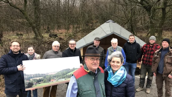 Friedrich Remmert und Gabriele Janocha (vorn) freuen sich überSchutzhütte mit Fernblick übers Dorf. Beteiligt waren (von links) Baudirektor Karl Wessel, Auszubildende Tabea Benner, Siegfried Kunte, Bürgermeister Markus Baier, Friedrich Fasse, Horst Kespohl sowie vom Bauhof Hendrik Wolter, Philipp Reineke und Heiko Büker. - © Till Brand