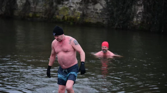 Herbert Strunk verl&auml;sst die Bega am Langenbr&uuml;cker Tor nach seinem f&uuml;nfmin&uuml;tigen Bad. Ob ihn Handschuhe und M&uuml;tze w&auml;hrend seines Aufenthalts im vier Grad kalten Wasser nachhaltig gew&auml;rmt haben, darf bezweifelt werden. Arne Heger hat derweil noch nicht genug und bleibt noch einige Minuten im Fluss. - &copy; Nicole Ellerbrake