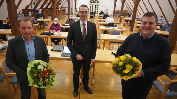 B&uuml;rgermeister J&ouml;rg Bierwirth (Mitte) verabschiedet Dietmar Schmidt (links) als Ratsmitglied. Zum neuen zweiten stellvertretenden B&uuml;rgermeister wurde Marc Beckmeier gew&auml;hlt. - &copy; Michaela Wei&szlig;e(LZ)