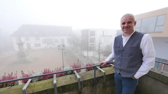 Trotz eines nebeligen Tages sieht B&uuml;rgermeister Heinz-Dieter Kr&uuml;ger die Ziele f&uuml;r 2022 klar vor sich. Zu den gro&szlig;en Projekten geh&ouml;rt unter anderem die Sanierung des Kotzenbergschen Hofs im Hintergrund. - &copy; Jost Wolf