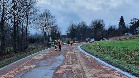 Dicke Schlieren auf der B1: Die Stra&szlig;e war zwischen W&ouml;bbel und Nessenberg von mittags bis in den Abend gesperrt. - &copy; Feuerwehr Schieder-Schwalenberg