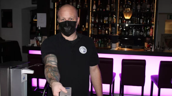 Axel Plassmeier hat am Wochenende schon mal 2G-Plus getestet &ndash; und gesehen, dass der Aufwand gro&szlig; ist. Wirtschaftlich ist es nicht, die Cocktailbar unter der Woche zu &ouml;ffnen. Foto: Sandra Castrup - &copy; Sandra Castrup