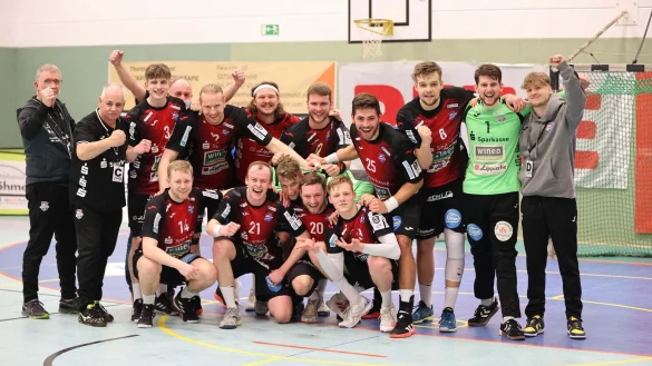 Das Team Handball Lippe jubelt &uuml;ber den knappen Erfolg. - &copy; paul cohen