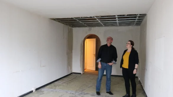 Swetlana Lenger und Michael Sasse stehen in einer Suite im Kurpark-Hotel der Lengers, die &uuml;ber die Wintermonate renoviert wird. - &copy; Alexandra Schaller