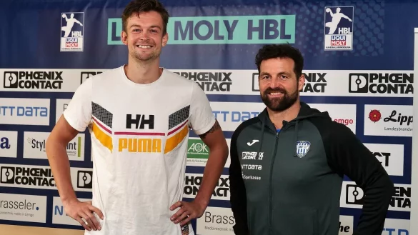 Ganz schön groß: Trainer Florian Kehrmann muss zu seinem neuen Dänen Emil Buhl Laerke aufschauen. - © Jörg Hagemann