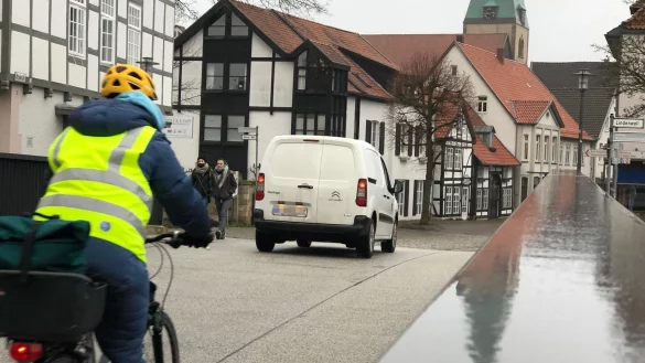 Noch flie&szlig;t der Verkehr fl&uuml;ssig in die Breite Stra&szlig;e. Das ist ab kommender Woche vorbei. Dann wird, wegen einer Erweiterung des Fernw&auml;rmenetzes, die Stra&szlig;e f&uuml;r den Autoverkehr gesperrt. - &copy; Till Brand