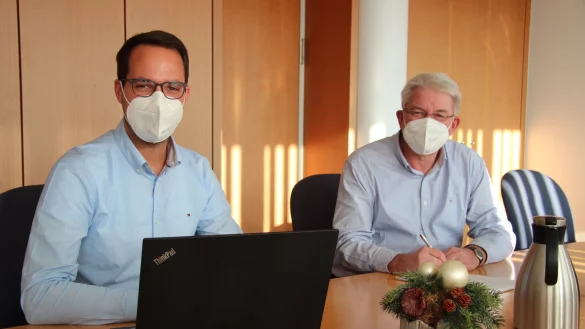 Bauamtsleiter Manuel Br&ouml;ker (links) und B&uuml;rgermeister Thomas Katzer sprechen &uuml;ber die anstehenden Projekte in Augustdorf. - &copy; Nadine Uphoff