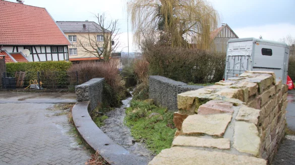 Wo einst eine Br&uuml;cke &uuml;ber den Holzhauser Bach f&uuml;hrte, verhindern jetzt Gabionen, dass man ins Wasser f&auml;llt. In diesem Bereich kann sich der SPD-Ortsverein einen Rastplatz f&uuml;r (Rad-)Wanderer vorstellen, der auch gleichzeitig als Dorftreffpunkt dienen soll. - &copy; Dieter Asbrock