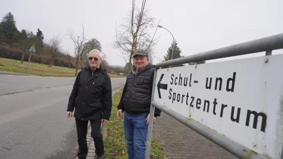 Die Sozialdemokraten G&uuml;nther Borchard (links) und Thorsten Klatt van Eupen hoffen, dass die Tempo-30-Zone auf dem Feldeggerser Weg erweitert wird. Nicht zuletzt, weil viele Kinder in Richtung Schul- und Sportzentrum unterwegs sind.&nbsp; - &copy; Michaela Wei&szlig;e
