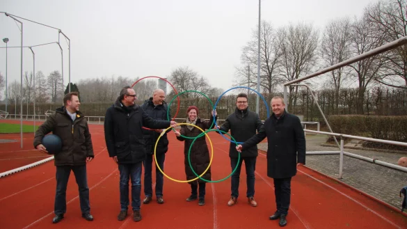 Sie bringen den olympischen Geist nach Lippe: Hendric Schw&auml;r-Fr&ouml;hlich (Stadt Lemgo, von links), B&uuml;rgermeister Markus Baier, Olaf Kapelle (Gemeinde Kalletal), Marlen Grote, Julian Gerber (Stadt Lemgo) und B&uuml;rgermeister Mario Hecker.&nbsp; - &copy; Katrin Kantelberg