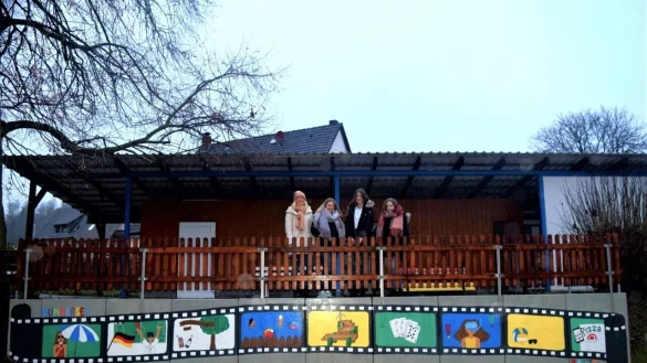 Das neue Gem&auml;lde im Freibad Hummersen mit den K&uuml;nstlern Emily Ostermann, Marisa Gerke, Linea Jakob, Fenja Reker (von links nach rechts) - &copy; Niklas Gr&ouml;ne