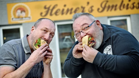 Lars Reddemann (Numa) und Heiner Meierewert (Heiners Imbiss) bei&szlig;en gerne rein &ndash; und duellieren sich rund um das Thema Fleisch. - &copy; Barbara Franke