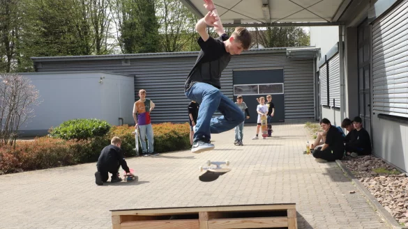 Leon Klippenstein zeigt auf einer bereits fertigen Rampe einen Sprung auf seinem Skateboard. - &copy; Birgit Guhlke