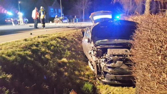 Der zivile Polizeiwagen wurde beim Unfall auf der Ostwestfalenstra&szlig;e nahe Warburg in den Graben geschleudert. - &copy; Dieter Scholz