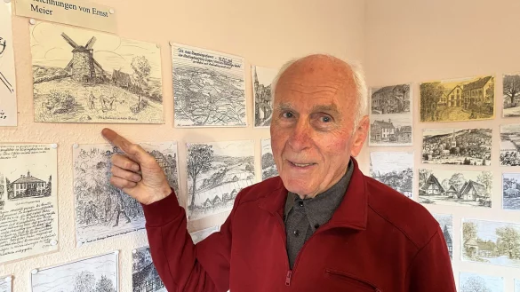 Zu den Lieblingsst&uuml;cken seiner Bildergalerie z&auml;hlen die Zeichnungen von Ernst Meier, verr&auml;t Werner H&ouml;ltke. Der 92j&auml;hrige hat fast einen ganzen Raum mit diesen Bildern gef&uuml;llt. Eine Zeichnung zeigt die alte Windm&uuml;hle auf dem T&ouml;nsberg. - &copy; Horst Biere