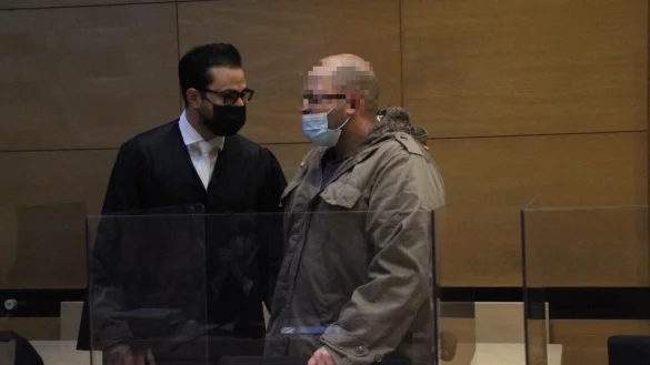 Der B&uuml;nder steht gemeinsam mit seinem Anwalt Ali Mojab (links) in Saal 2 des Bielefelder Landgerichts. - &copy; Florian Weyand