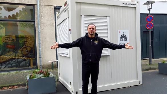 "Na, wo ist mein Laden?", fragt Michael Hohensohn durchaus genervt. Aus Autofahrerperspektive aufgenommen wird deutlich, wie ungl&uuml;cklich der Container f&uuml;r den Mountainbike-Laden "RadStand" an der Ritterstra&szlig;e steht. - &copy; Kurt Ehmke