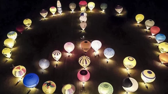 Hier ist das aus der Luft mit einer Drohnen-Kamera fotografierte Friedenszeichen zu erkennen. Alle Ballone und die Flugzeuge leuchten. - &copy; Andr&eacute; Becker  Photography