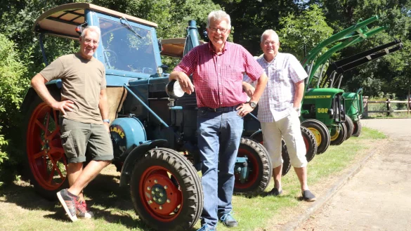 Justus Meier zu D&ouml;ldissen (von links), Gerhard Schemmel und Hermann Oortman schrauben gerne gemeinsam an ihren Treckern. Sie lehnen hier an dem Lanz Bulldog, Baujahr 1953, von Gerhard Schemmel. Hinten rechts steht noch ein Deutz-Trecker, Baujahr 1964, der &bdquo;Standardtrecker der 60er Jahre". - &copy; Birgit Guhlke