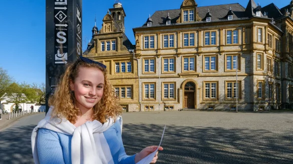 Elisabeth (18), Abiturientin am Ratsgymnasium, l&auml;chelt erleichtert. Noch nicht ihr Abizeugnis, aber die Best&auml;tigung ihres negativen Coronatests h&auml;lt sie in der Hand. Woanders hatte ein Sch&uuml;ler nicht so viel Gl&uuml;ck &ndash; und konnte jetzt nicht mitschreiben. - &copy; Andreas Zobe/NW
