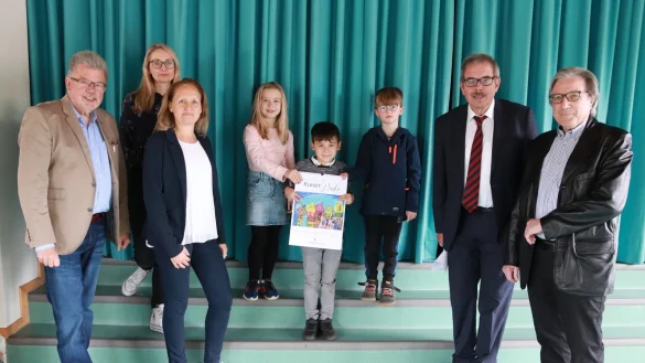 Den Kalender pr&auml;sentieren Gerhard Schemmel (von links), die Lehrerinnen Christina Born und Diana Fleer mit den Sch&uuml;lern Lina, Yusuf und Logan sowie Thomas Michel und Manfred Kaulen von der B&uuml;rgerstiftung. Foto: Knut Dinter - &copy; Knut Dinter