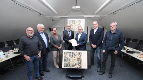 Die Umgestaltung des Langenholzhauser M&uuml;hlenvorplatzes kann kommen: Jens Kronsbein von der Bezirksregierung Detmold (Vierter von links) &uuml;bergibt Kalletals B&uuml;rgermeister Mario Hecker im Rathaus das Dokument, das 454.000 Euro wert ist. Mit dabei sind (von links) SPD-Fraktionsvorsitzender Manfred Rehse, der zweite stellvertretende B&uuml;rgermeister Volker Preu&szlig; (CDU), Bauamtsleiterin Ewa Hermann (Gr&uuml;ne), der stellvertretende B&uuml;rgermeister Dieter Hartwig (SPD) und Stefan Pohl vom Bauamt. - &copy; Jens Rademacher
