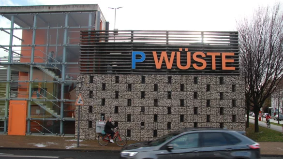 Beim Parkhaus W&uuml;ste stehen falsche Uhrzeiten auf den Parkscheinen. - &copy; Katrin Kantelberg