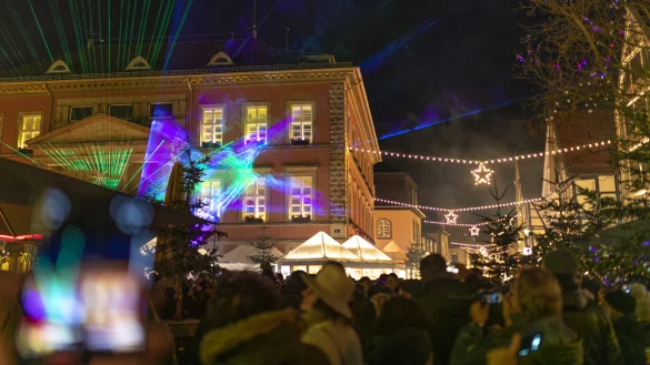 Der Detmolder Advent mit Lasershow auf dem Marktplatz - künftig findet er auf dem Schloßplatz statt und heißt "Weihnachtsmarkt im Schlosspark". - © Torben Gocke