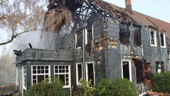 Das unbewohnte Bauernhaus ist nach dem stundenlangen Brand abbruchreif. Die Ursache f&uuml;r das Feuer ist noch nicht bekannt. - &copy; Freiwillige Feuerwehr/Daniel Hobein