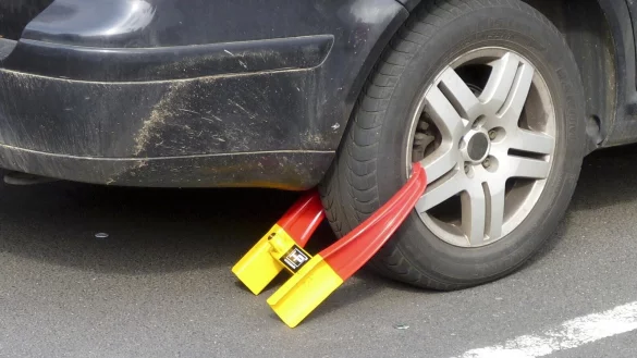 Statt die Autoschlüssel einzuziehen, kann die Polizei auch eine Parkkralle befestigen lassen - wenn es im speziellen Fall das mildere Mittel ist. - © pixabay/buecherwurm_65