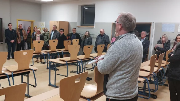 Gregor G&uuml;nnewich (vorne), Fachbereichsleiter Planen und Bauen, f&uuml;hrt den Ausschuss durch die Sekundarschule. - &copy; Michaela Wei&szlig;e