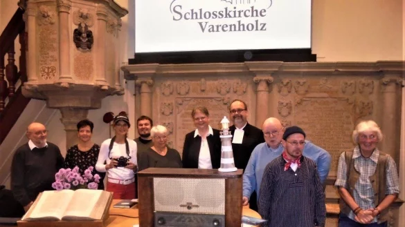 Die Mitwirkenden mit (von links) Johannes Neugebauer, Michaela Mannetter, Margit Süllwold, Torben Sprenger, Bärbel Kuhlmann, Vera Varlemann, Horst-Dieter Mellies, Hans-Ulrich Krause, Olrik Santozki und Kristiane
Kielsmeier. - © Tore Diestelhorst