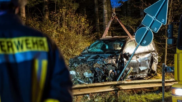 Bei einem schweren Unfall in Kalletal Mitte November hatten die Insassen Gl&uuml;ck: Sie sind nur leicht verletzt worden. - &copy; Freitag TV
