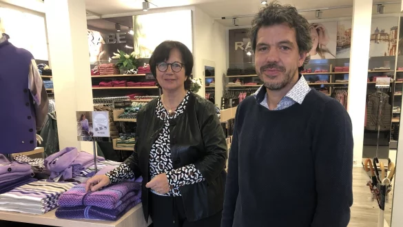 Brigitte Jüngling und Nachfolger Michael Kauke im Geschäft am Schliepsteiner Tor. - © Sven Kienscherf