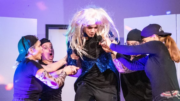 Ein Helene-Fischer-Double auf der B&uuml;hne. - &copy; Theaterverein Hohenhausen