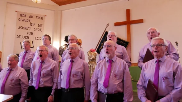 Der M&auml;nnergesangsverein "Frohsinn" Kachtenhausen setzt seine Lieder unter Leitung von Dominik Weidner gelungen in Szene. - &copy; Thomas Kr&uuml;gler